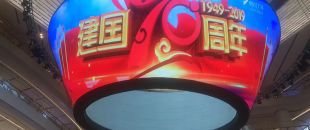 公司花20萬裝修的會(huì)議室，竟被客戶吐槽‘像網(wǎng)吧’？高級(jí)感會(huì)議室的屏幕選擇秘訣”